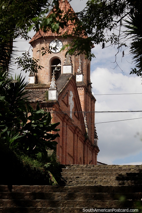 Igreja de Santo Agostinho em San Agustin, tijolo vermelho com relógio e torre sineira no Parque Bolívar. (480x720px). Colômbia, América do Sul.