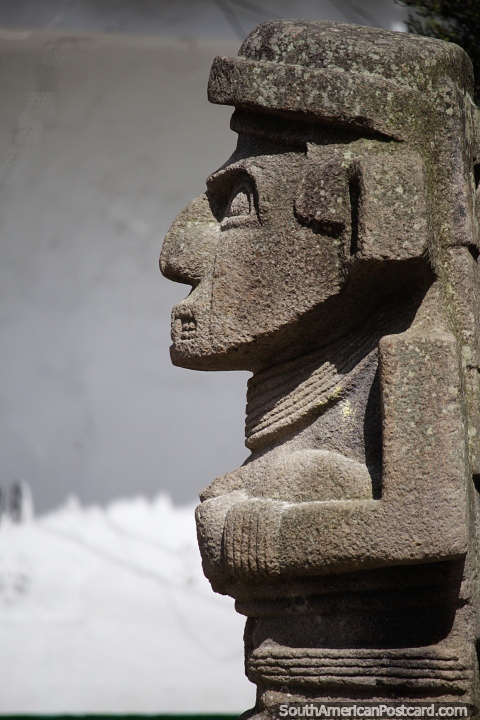 Figura de pedra com rosto sério em San Agustín, em exibição no Parque Bolivar. (480x720px). Colômbia, América do Sul.