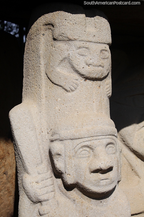 Primera foto del grupo del Parque Arqueológico San Agustín, 2 figuras de piedra arriba y abajo. (480x720px). Colombia, Sudamerica.