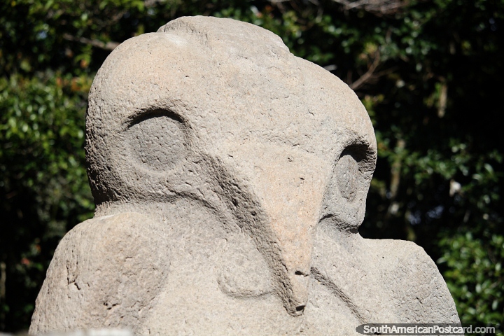 Figura de pájaro de piedra volcánica en la Mesita B del Parque Arqueológico San Agustín. (720x480px). Colombia, Sudamerica.