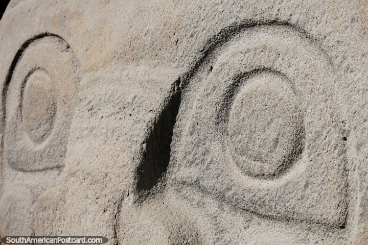 Ojos de la figura en forma de triángulo en el suelo en Mesita B, Parque Arqueológico San Agustín. (720x480px). Colombia, Sudamerica.