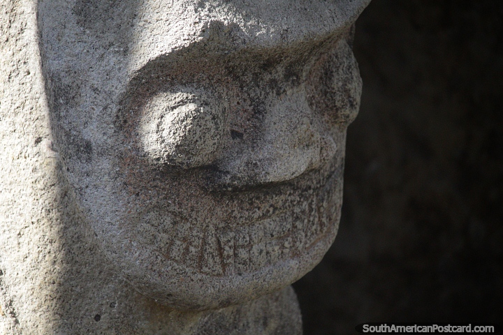 Estátua de pedra com olhos redondos, muitos detalhes no rosto do Parque Arqueológico de San Agustín. (720x480px). Colômbia, América do Sul.