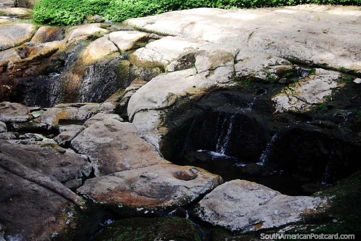 Fonte das Lavapatas, descoberta em 1937, utilizada para cerimônias religiosas e banhos, Parque Arqueológico de San Agustín. (720x480px). Colômbia, América do Sul.