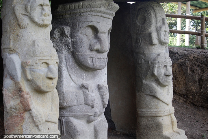Esculturas megalíticas esculpidas em pedra vulcânica em Mesita C, Parque Arqueológico de San Agustin. (720x480px). Colômbia, América do Sul.