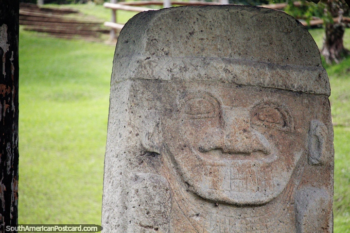 Estatua funeraria excavada en 1979, vista en el Alto de los Idolos en Isnos. (720x480px). Colombia, Sudamerica.