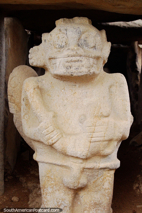 Meia figura de pedra, meio rob, Alto de los Idolos, Isnos. (480x720px). Colmbia, Amrica do Sul.
