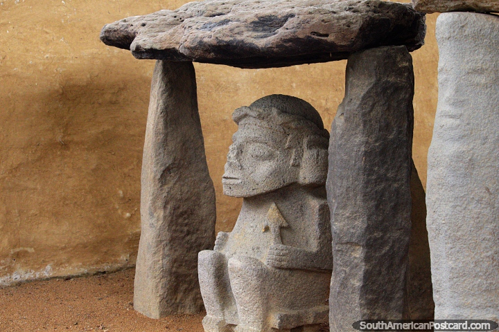 Dios de piedra debajo de una losa sagrada de roca en el Alto de los Idolos en Isnos. (720x480px). Colombia, Sudamerica.