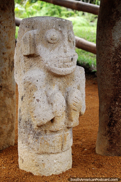 Figura de mono hecha de roca volcánica, misteriosos descubrimientos en Isnos cerca de San Agustín. (480x720px). Colombia, Sudamerica.