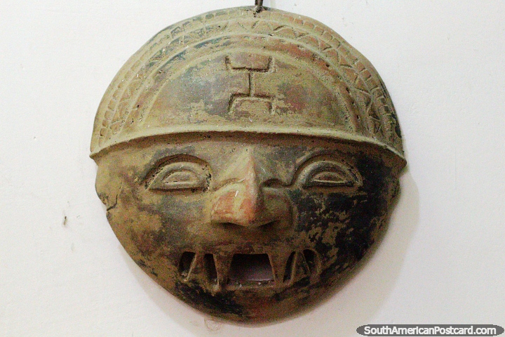 Placa de cerámica antigua que representa un rostro en exhibición en el Museo Arqueológico de Villa Real, San Agustín. (720x480px). Colombia, Sudamerica.