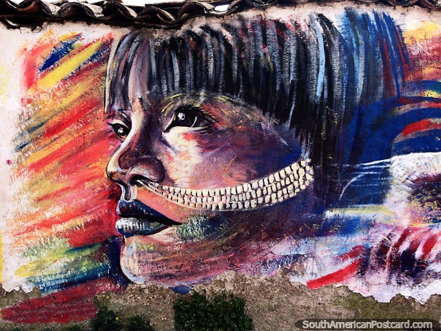 Arte de rua incrível com o rosto de uma jovem e as cores do arco-íris atrás, San Agustin. (640x480px). Colômbia, América do Sul.