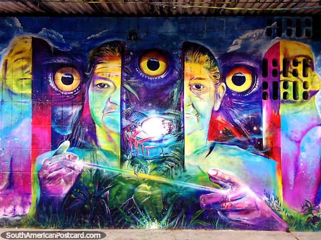 Mulher mítica lança um feitiço, olhos de boi corujas, incrível mural de rua em tecnicolor em San Agustín. (640x480px). Colômbia, América do Sul.