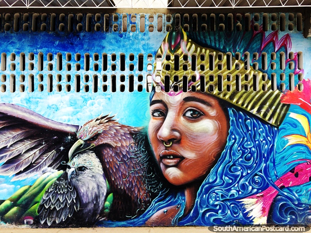 Uma deusa das águias com um mar de cabelos azuis, bela arte de rua vista em torno de San Agustin (640x480px). Colômbia, América do Sul.