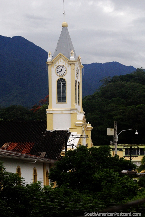 A igreja ao lado do Parque General Santander em Mocoa com a torre do relógio. (480x720px). Colômbia, América do Sul.