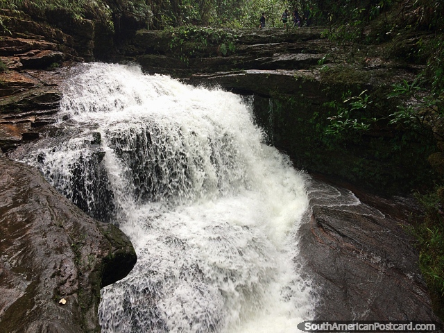 O rio atravessa a selva sobre as rochas em direção à Cachoeira do Fim do Mundo em Mocoa. (640x480px). Colômbia, América do Sul.