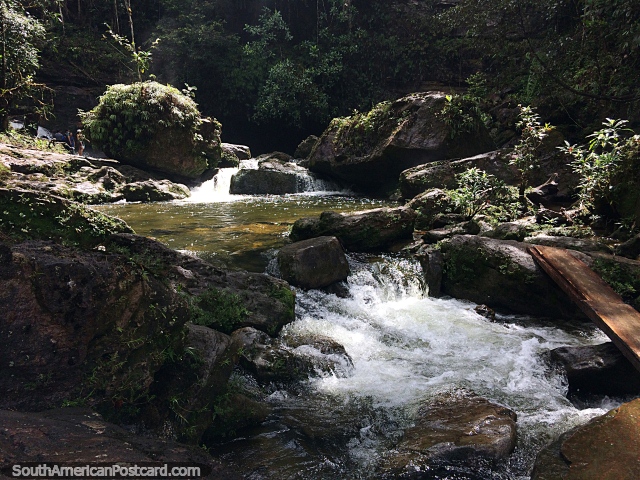 Linda área com pedras na selva, a água corre em direção à Cachoeira do Fim do Mundo em Mocoa. (640x480px). Colômbia, América do Sul.