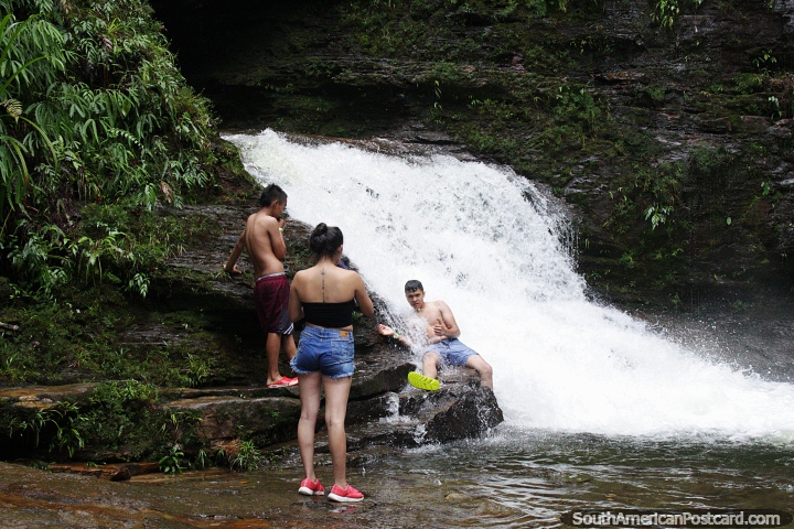 Os jovens desfrutam das águas frias que correm pela selva quente de Mocoa. (720x480px). Colômbia, América do Sul.