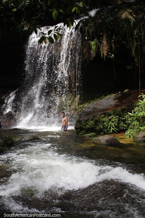 Cachoeira e piscina de água na selva em Mocoa, caminhe e curta a natureza aqui. (480x720px). Colômbia, América do Sul.
