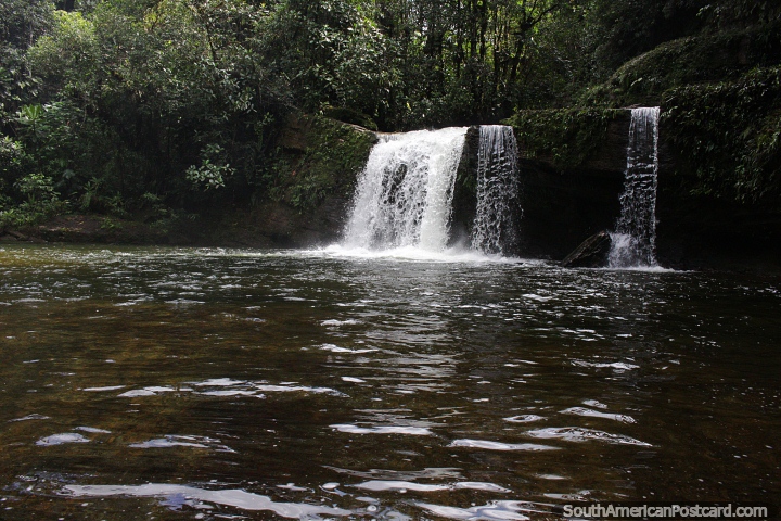 Pequena cachoeira na selva durante a caminhada até a Cachoeira do Fim do Mundo em Mocoa. (720x480px). Colômbia, América do Sul.