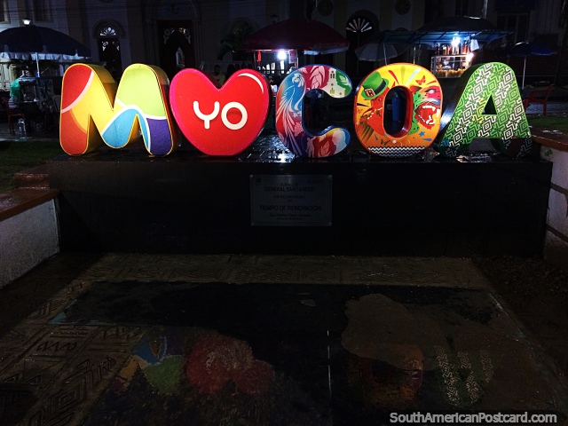 Mocoa, letrero de nen en el parque por la noche, el Amazonas est ms cerca de lo que crees. (640x480px). Colombia, Sudamerica.