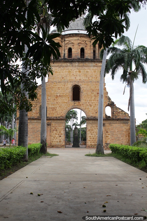 Iglesia histórica de Cúcuta en Villa del Rosario donde se redactó y firmó la primera constitución de Colombia. (480x720px). Colombia, Sudamerica.