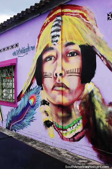 Indígena vestidos com penas coloridas, mural de rua na Villa del Rosario em Cucuta. (480x720px). Colômbia, América do Sul.