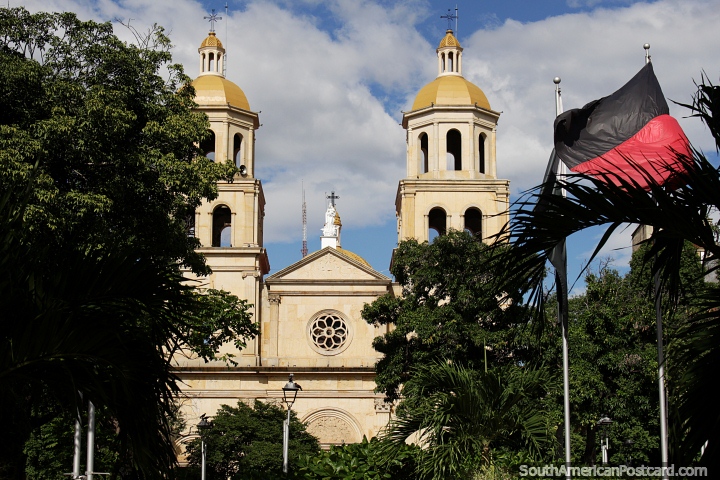 Catedral de San Jose de Cucuta (1734, 1889) com arquitetura neoclssica no Parque Santander, Cucuta. (720x480px). Colmbia, Amrica do Sul.