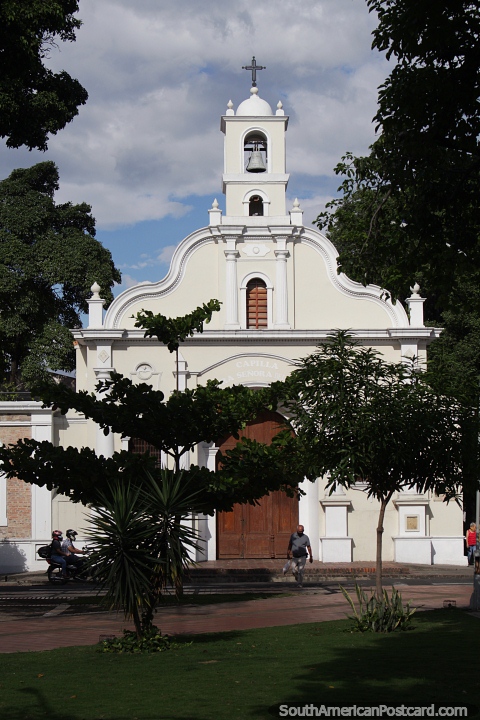 Capela Nuestra Señora del Carmen, igreja branca no Parque Colón em Cúcuta. (480x720px). Colômbia, América do Sul.