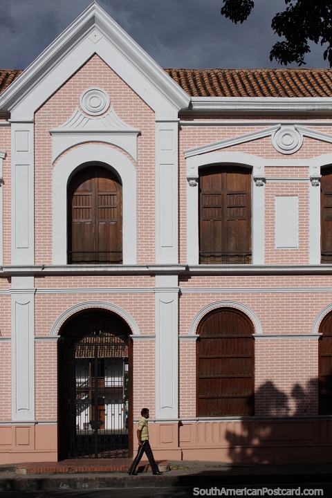 Entrada e fachada do prdio da biblioteca no Parque Colon em Cucuta. (480x720px). Colmbia, Amrica do Sul.