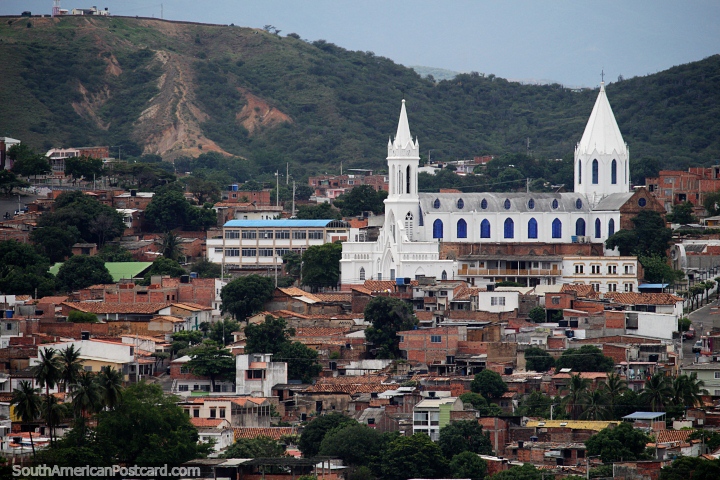 A Igreja Perptuo Socorro de Ccuta, fundada em 1944, se destaca no bairro. (720x480px). Colmbia, Amrica do Sul.