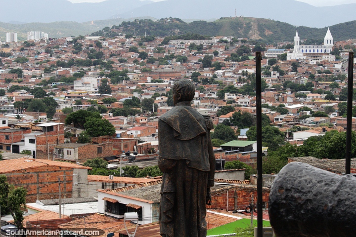 Manuel Guillermo Mora J con caones en lo alto de las colinas que dominan la ciudad de Ccuta. (720x480px). Colombia, Sudamerica.