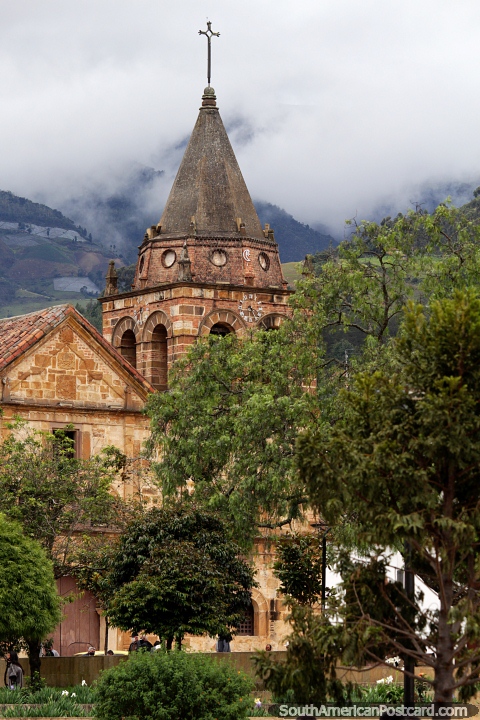 La Catedral de Santa Clara de Pamplona fundada en 1584, construida en piedra y sobrevivi al terremoto de 1875. (480x720px). Colombia, Sudamerica.