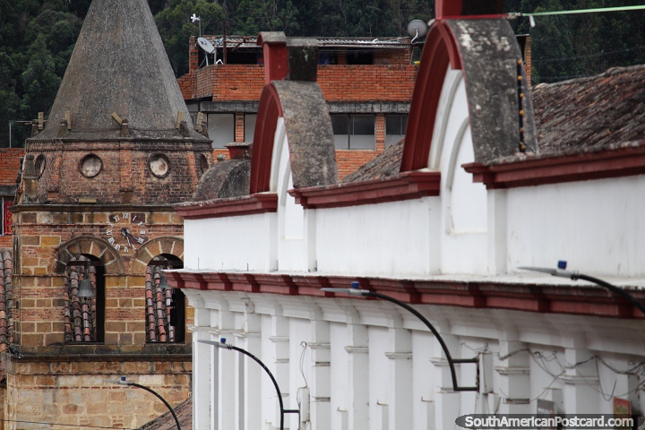 Vista de la catedral y arcos de otro edificio histrico de Pamplona. (720x480px). Colombia, Sudamerica.
