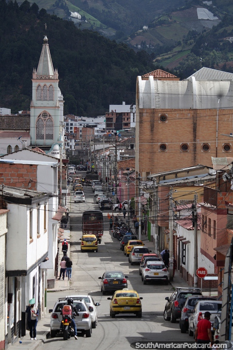 Una de las calles principales del municipio de Pamplona, ciudad estudiantil en la montaa. (480x720px). Colombia, Sudamerica.