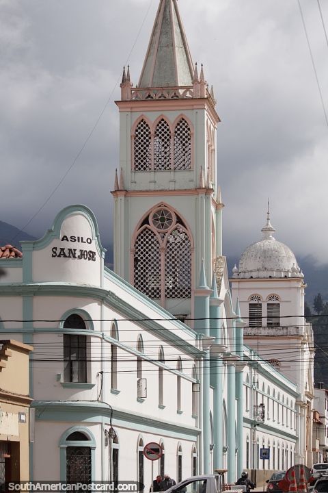 Asilo de Ancianos San Jose (1894), igreja em Pamplona com nica torre verde. (480x720px). Colmbia, Amrica do Sul.