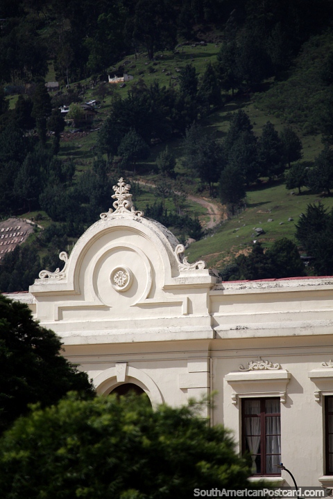 Hermosa fachada de un edificio antiguo en Pamplona con verdes colinas detrs. (480x720px). Colombia, Sudamerica.