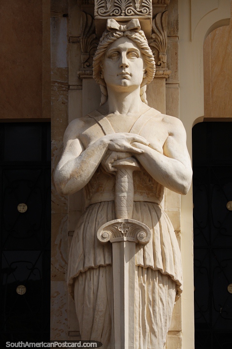 Figura com espada na entrada do Palácio da Justiça Vicente Azuero Plata em Bucaramanga. (480x720px). Colômbia, América do Sul.