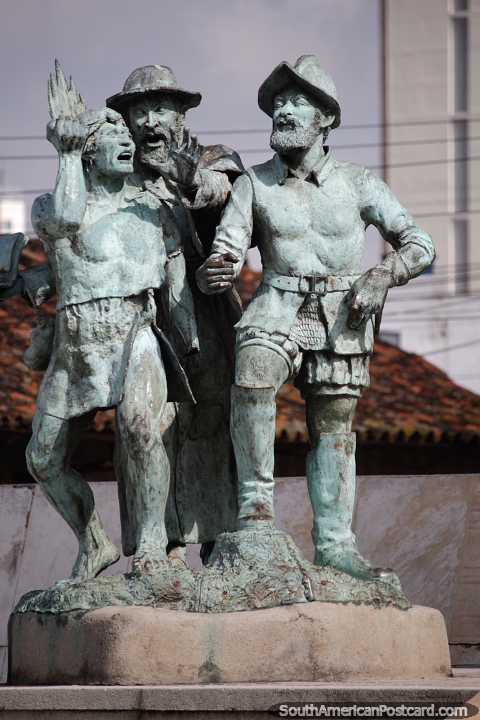 3 homens, um com livro, um com faca, um com lança, monumento em Bucaramanga. (480x720px). Colômbia, América do Sul.