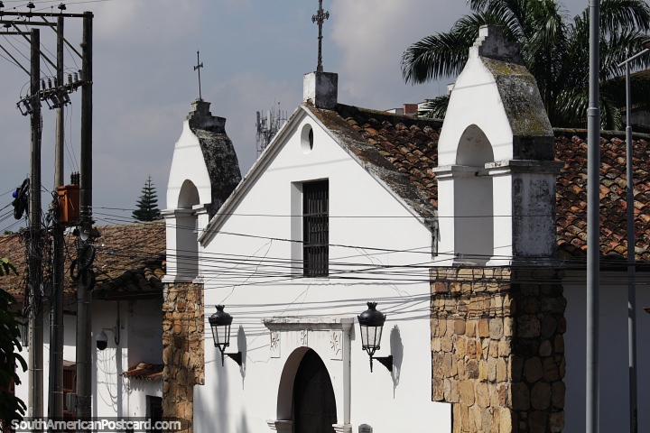 Capilla de los Dolores, um monumento nacional, construído em pedra (1748-1750), a igreja mais antiga de Bucaramanga. (720x480px). Colômbia, América do Sul.