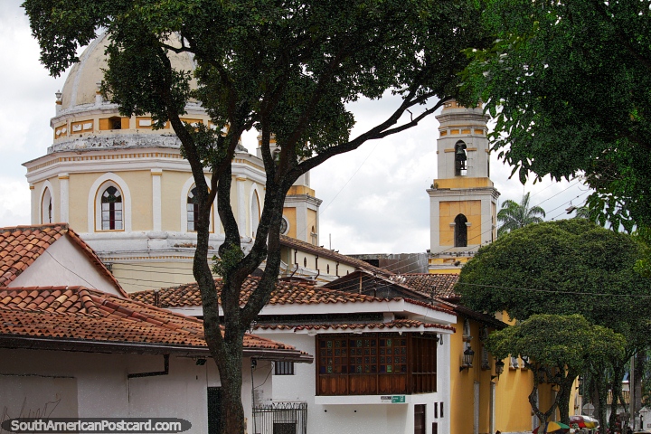 A área histórica central de Bucaramanga com a cúpula e a torre da igreja San Laureano. (720x480px). Colômbia, América do Sul.
