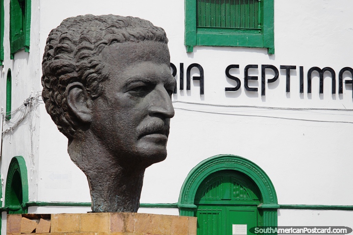 Luis Carlos Galan (1943-1989) enorme busto de bronze, poltico e jornalista, natural de Bucaramanga. (720x480px). Colmbia, Amrica do Sul.