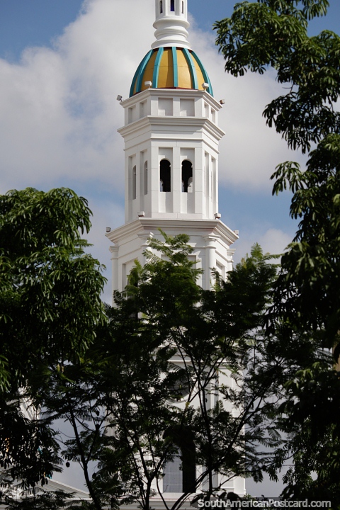 Parque Santander e a torre branca com cpula verde e amarela da catedral de Bucaramanga. (480x720px). Colmbia, Amrica do Sul.