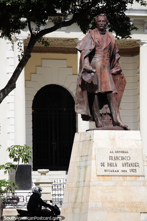 Francisco de Paula Santander (1792-1840), lder militar e poltico, esttua em seu parque em Bucaramanga. (480x720px). Colmbia, Amrica do Sul.