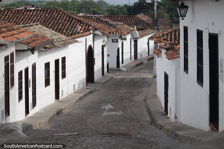 Calle adoquinada, fachadas de casas blancas con techos de tejas rojas, Girón en Bucaramanga. (720x480px). Colombia, Sudamerica.