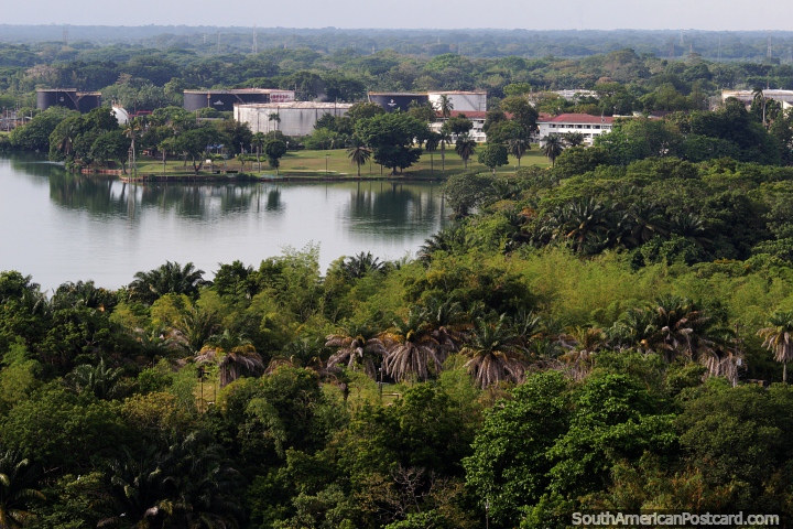 Vasta selva verde ao redor das guas do rio Magdalena em Barrancabermeja. (720x480px). Colmbia, Amrica do Sul.