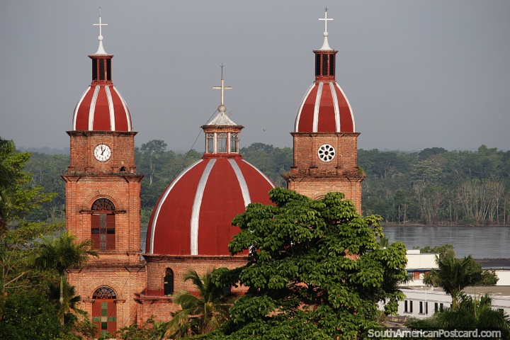 Templo del Sagrado Corazón en Barrancabermeja, fundado en 1946, hermosa vista con el río detrás. (720x480px). Colombia, Sudamerica.