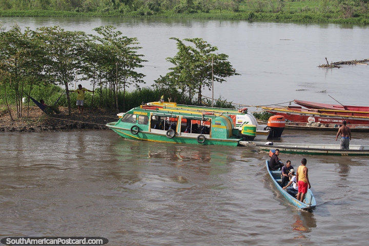 Vida no rio com pessoas em barcos e homens em redes em Barrancabermeja. (720x480px). Colômbia, América do Sul.