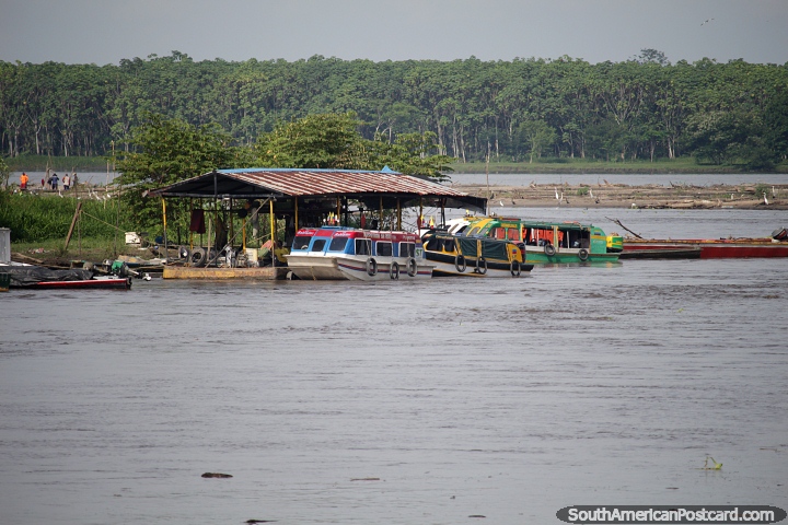 Barcos de pasajeros atracados en el río Magdalena en Barrancabermeja, espesa selva lejana. (720x480px). Colombia, Sudamerica.