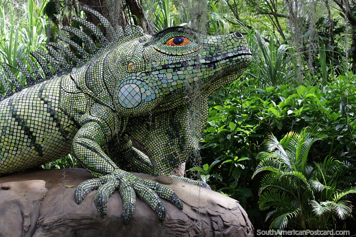 Escultura de uma iguana de Joselin Colmenares Moreno no Parque Natural El Gallineral, San Gil. (720x480px). Colômbia, América do Sul.