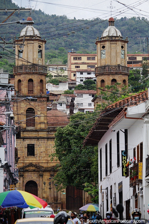 Catedral de Santa Cruz em San Gil, construda em 1769 na praa principal. (480x720px). Colmbia, Amrica do Sul.