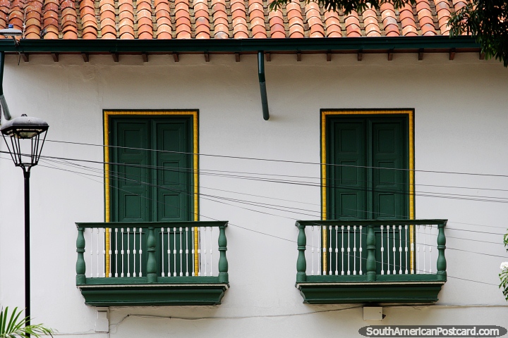 Varandas gêmeas e portas abaixo de um telhado de telhas, um belo edifício na praça em San Gil. (720x480px). Colômbia, América do Sul.